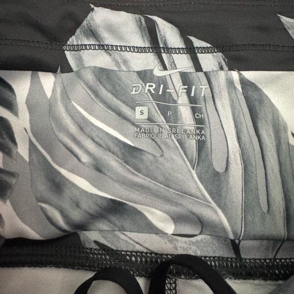 2 FOR $25Nike Dri-Fit Leaf Print Botanical Black Power Crop Leggings High Rise S - Picture 4 of 9